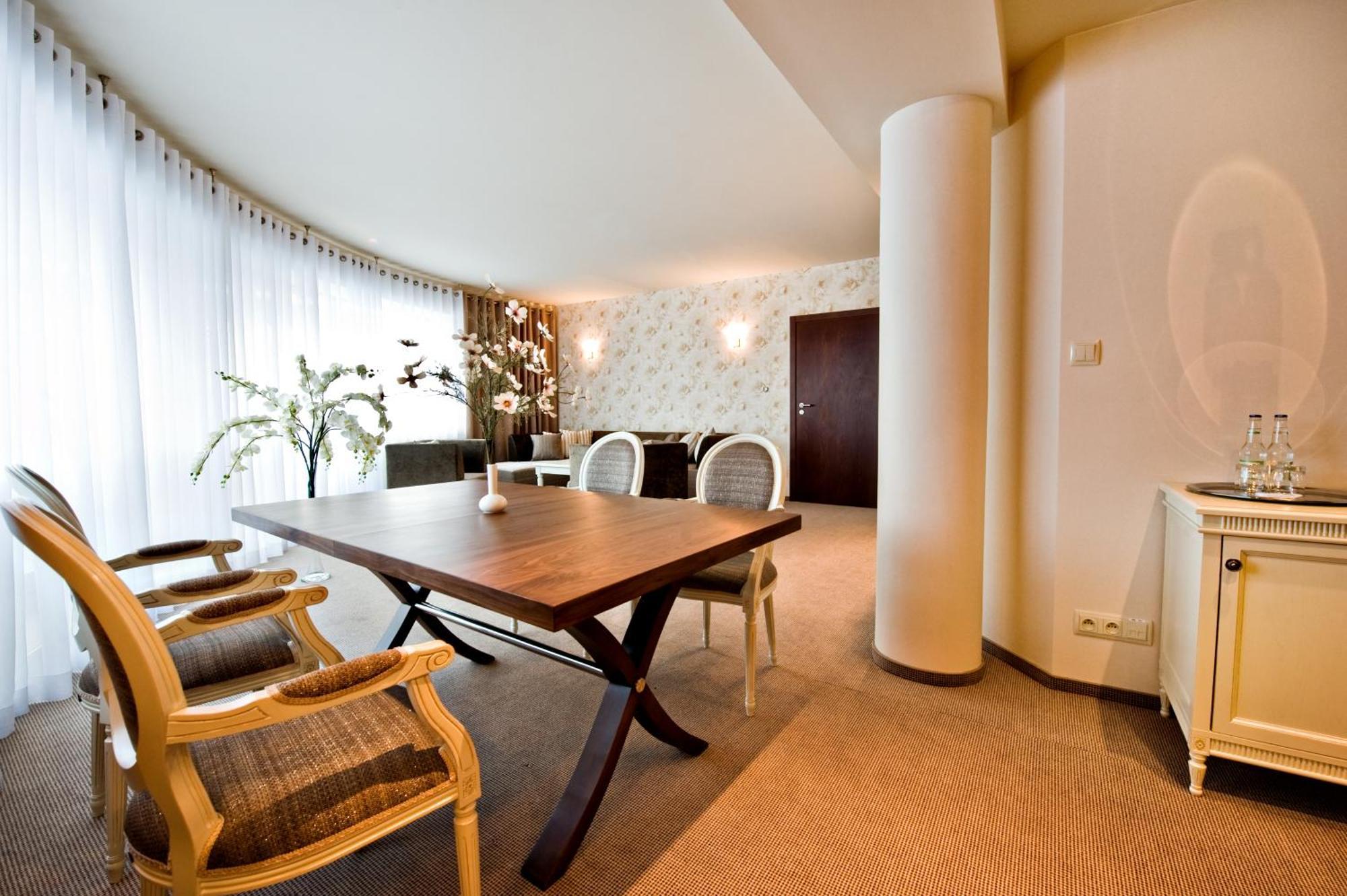 Hotel Prezydencki 4-Star Жешов Екстериор снимка