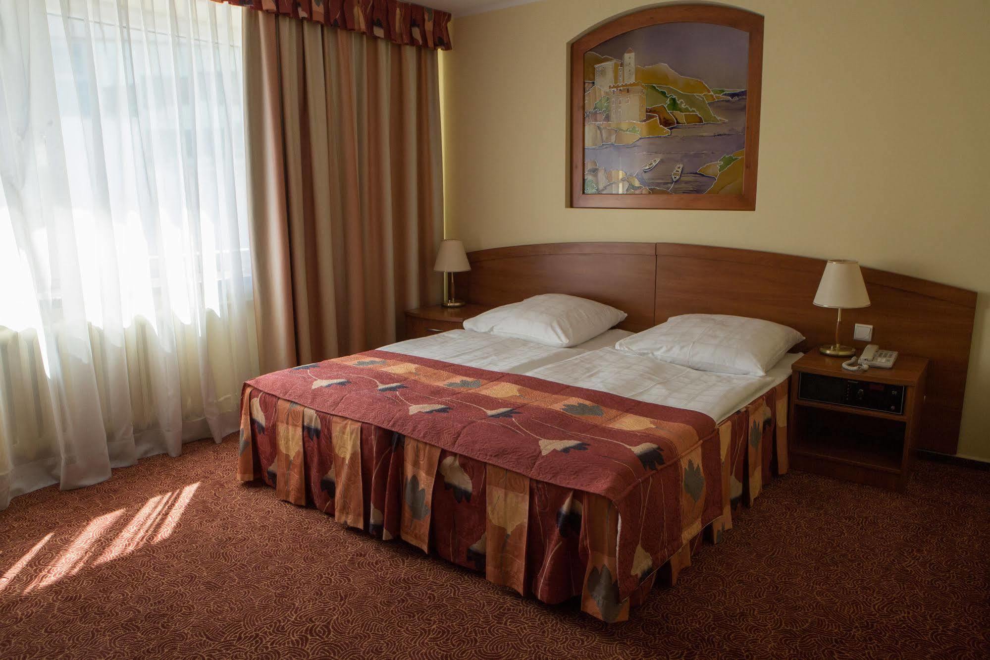 Hotel Prezydencki 4-Star Жешов Екстериор снимка