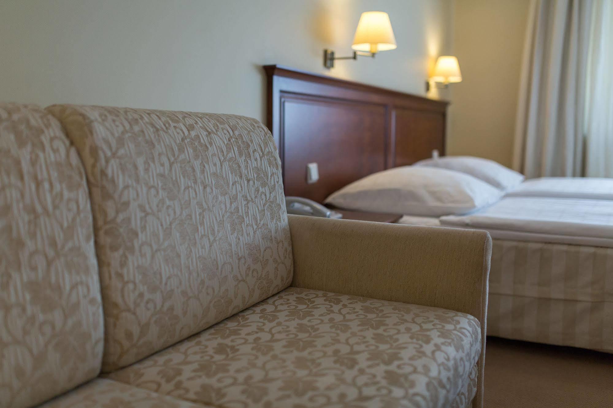 Hotel Prezydencki 4-Star Жешов Екстериор снимка