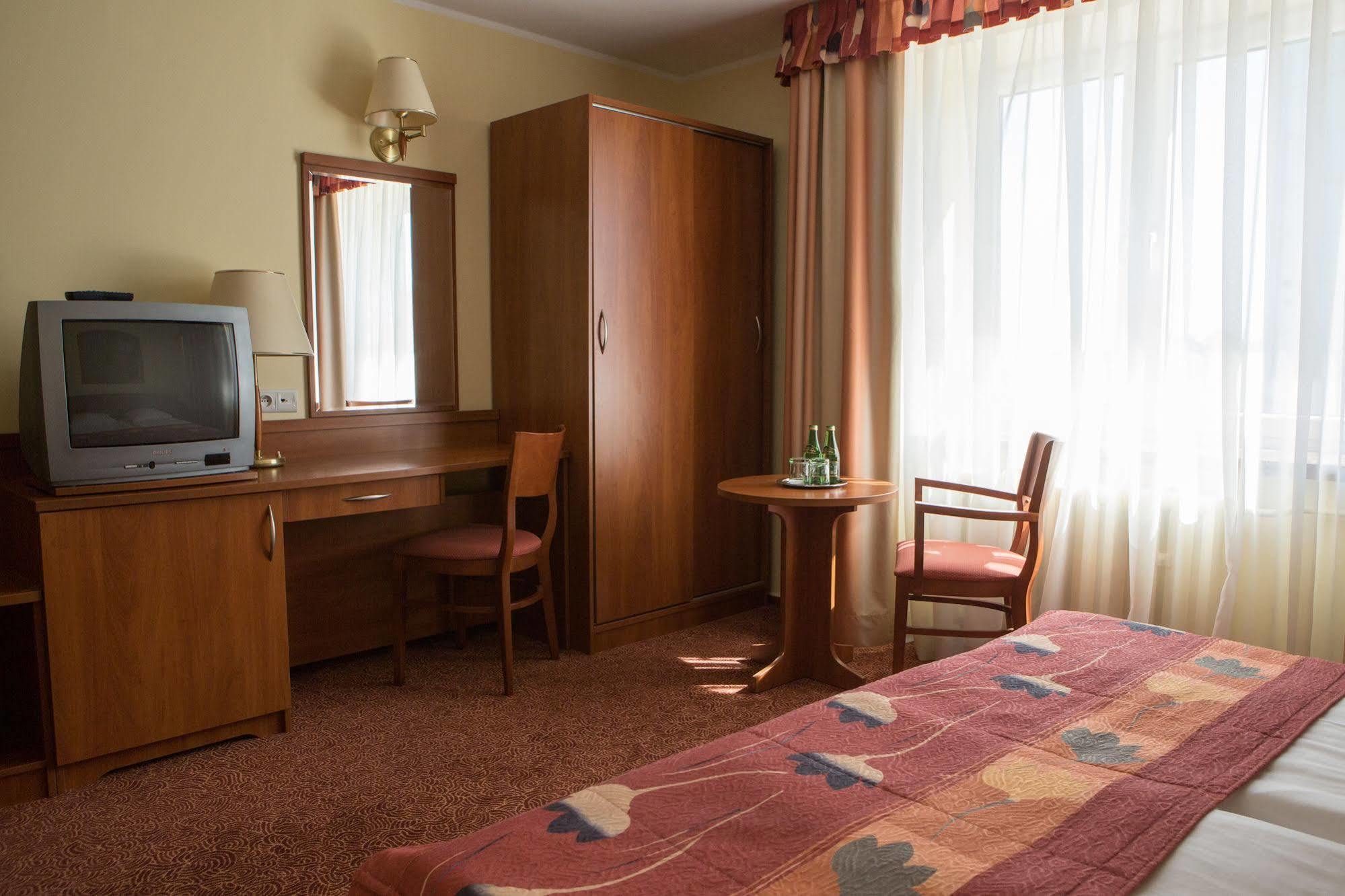 Hotel Prezydencki 4-Star Жешов Екстериор снимка